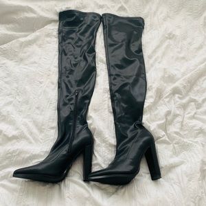 Gorgeous black boots!